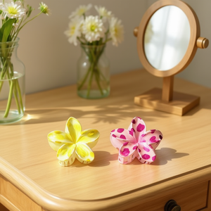 Fermaglio per capelli con stampa leopardata e fiore di frangipani da 8 cm, accessorio per donna - Product Image 3