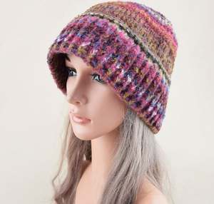 Nuevo Sombrero de Pescador de Punto con Protección para las Orejas, Diseño a Rayas, Cálido para Otoño e Invierno, Versión Coreana, con Peluche de Conejo - Product Image 1