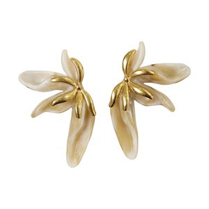 Pendientes Colgantes Finos de Acero Inoxidable 316L con Baño de Oro PVD, Sostenibles y Resistentes - Product Image 1