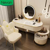 Toilette moderna di lusso di alta qualità con bellissime luci a led bianche con specchio e sgabello