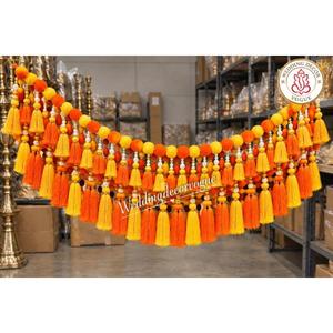 Elegante Decoración Colgante para Puerta Hecha a Mano con Flores de Tela Tradicionales Indias, Cuentas y Borlas para la Entrada del Mandap en Bodas - Product Image 2