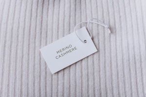 ป้ายแขวนกระดาษแข็งขนาด 2 นิ้ว ป้ายโลโก้ขายดี ป้ายเสื้อผ้า ป้ายพิมพ์ ป้ายติดเสื้อผ้า - Product Image 3