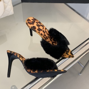 รองเท้าส้นเข็มขนเฟอร์หัวแหลม9ซม. เซ็กซี่สำหรับผู้หญิง - Product Image 4