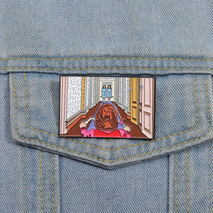 批发恐怖电影场景俯瞰酒店走廊珐琅别针朋克哥特式金属胸针翻领背包徽章珠宝礼品 - Product Image 1