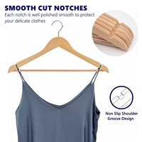 Cintres en bois naturel antidérapants CF, cintres en bois personnalisés en gros pour les magasins de vêtements