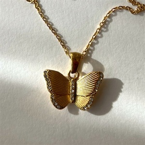 Nouveauté Collier à chaîne avec pendentif papillon en acier inoxydable et zircon CZ pour anniversaire - Unisexe - Product Image 4