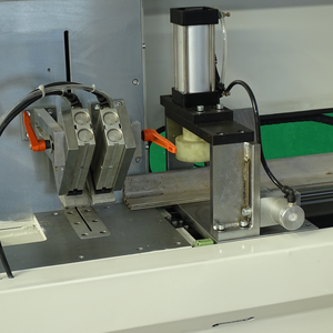 Sierra de corte automática CNC para conectores de esquina, para la fabricación de ventanas y puertas de aluminio y PVC/UPVC - Product Image 2