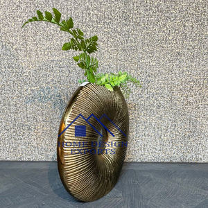 Vases à fleurs abstraits en aluminium pour la décoration de maison d'hôtels et de restaurants Vases de table en métal aluminium antique en laiton pour la décoration de jardin - Product Image 1