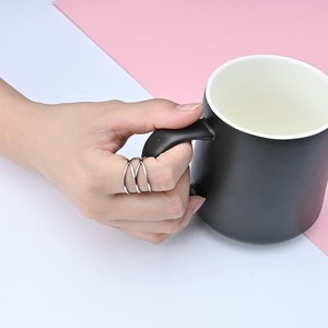 แหวนวงกลมลายเส้นเรขาคณิตสำหรับผู้หญิง สีเหลืองทอง เครื่องประดับสำหรับงานปาร์ตี้ แหวนนิ้วชี้ รุ่น K R671 - Product Image 3