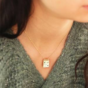 Collar <span class=keywords><strong>de</strong></span> Acero Inoxidable con Colgante <span class=keywords><strong>de</strong></span> <span class=keywords><strong>Libro</strong></span> <span class=keywords><strong>de</strong></span> Astronomía con Estrellas y Luna, Chapado en Oro PVD Personalizado al por Mayor - Product Image 2