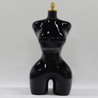 Mannequin féminin brésilien courbé noir brillant, grandes hanches, modèle mannequin en cuir mat doré, demi-corps, grande taille