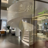 Escaliers en spirale élégants de villa de style européen derniers modèles avec le matériel en verre en acier en bois de conception incurvée préfabriquée