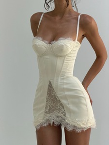 Vestido ajustado de satén con tirantes finos, escote corazón, largo por encima de la rodilla, con ribete de encaje y panel transparente, estilo sexy. - Product Image 2