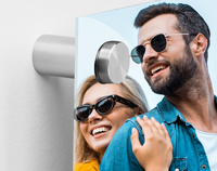 Support publicitaire mural personnalisé en acrylique imprimé pour diverses occasions, avec image, texte, couleur et taille personnalisables, et quincaillerie de fixation