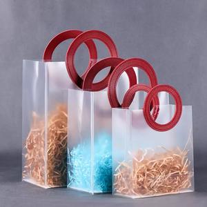 ถุงพลาสติก PP ผิวเกล็ดน้ำแข็งพร้อมที่จับหนังทรงกลมกระเป๋าของขวัญวันเกิดงานแต่งงานเทศกาลคริสต์มาสกระเป๋าใส่เครื่องสำอางด้านล่างแบน - Product Image 3