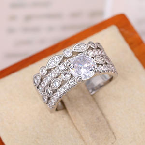 Anello di Fidanzamento Q134 per Donna in Oro Bianco con Diamante Taglio Brillante Rotondo Colore D Naturale e Diamanti Laterali - Product Image 4