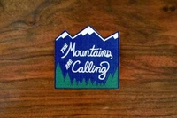 Patch brodé « Les montagnes appellent », motif forêt enneigée et slogan extérieur pour chapeau de randonnée, camping, nature et voyage