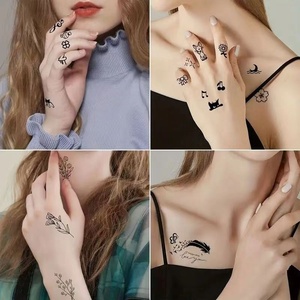 <span class=keywords><strong>Tatuajes</strong></span> Temporales de Estilo Moderno y Fresco, Diseño Floral Minimalista de Alta Gama con Letras en Inglés y Rosas - Product Image 2