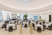 Meubles de restaurant d'hôtel 5 étoiles modernes et luxueux, sièges en panneaux en bois capitonnés sur mesure, ensemble table et chaises de salle à manger