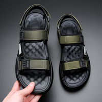 Semelle extérieure amortissante pour le talon, fermeture Velcro en trois sections, accents de logo élégants, créant une chaussure décontractée respirante et fonctionnelle.