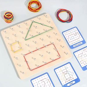 Jeu de société géométrique 2-en-1 pour développer la motricité fine des enfants, avec cartes à motifs et élastiques pour créer des formes et des figures - Product Image 5