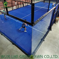 Terrain de paddle-tennis de luxe à cadre invisible Elite avec structure robuste et assemblage de verre sans joint pour hôtels et complexes de luxe