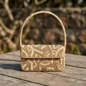 Pochette élégante faite à la main avec des motifs décoratifs et une finition sophistiquée pour les accessoires de fête, mode du soir - Product Image 1