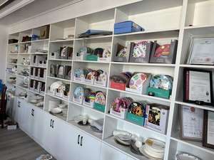 Vente en gros de décorations pour fête d'anniversaire des années 90, vaisselle jetable, bannières, chapeaux, cadeaux, sacs, assiettes en papier, gobelets, ensembles - Product Image 5