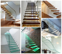 Marches d'escalier intérieures en bois personnalisées avec système de garde-corps en métal en verre