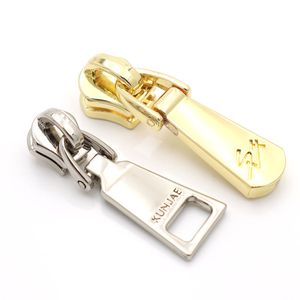 Tirette de <span class=keywords><strong>fermeture</strong></span> <span class=keywords><strong>éclair</strong></span> en métal gravée avec logo de marque personnalisé, couleur or brillant, pour accessoires de maroquinerie - Product Image 6