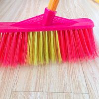 Rangée de balai en bois de soie douce balai simple en plastique amovible pour un usage domestique Style de main balai de bâton en bois en gros