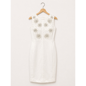 Elegante Vestido Blanco Tipo Tubo con Detalles Florales Bordados a Mano, Sin Mangas, Prenda de Fiesta Premium, Tela Suave y Lujosa para Mujer - Product Image 1