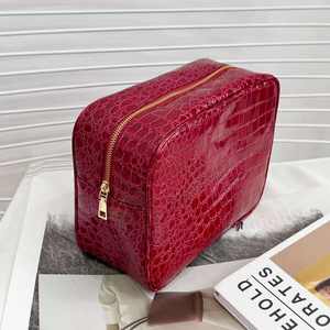 Nueva llegada, bolsa de cosméticos roja con textura de piel de cocodrilo, impermeable, para artículos de aseo, cuidado de la piel y maquillaje para mujeres. - Product Image 4