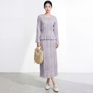 Nouveauté : Ensemble 2 pièces pour femme, haut à manches longues côtelé uni Miyake, jupe plissée longueur cheville, 100% polyester - Product Image 3