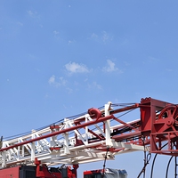 XJ750 Plateforme de réparation de puits montée sur camion, alimentée au diesel, capacité de levage de 750 kN, équipement mobile de service pour puits pétroliers et gaziers côtiers avec moteur et pompe
