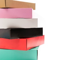 Boîte cadeau personnalisée en matériaux recyclés de couleur unie avec logo, pelliculage mat et gaufrage