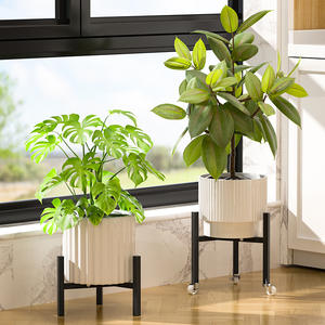 Support à fleurs moderne en acier au carbone, sur pieds, à trois pieds, durable, pour une utilisation intérieure et extérieure - Product Image 5