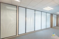 Cloison de bureau modulaire moderne de haute qualité, pliable, en verre trempé, isolation acoustique, double vitrage, cadre caché, mur intérieur