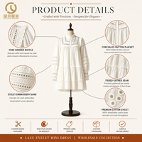 Robe mini écoresponsable bohème respirante lavable unie teinte OEM ODM pour femme avec dentelle à œillets, col à volants, manches bouffantes et volants superposés