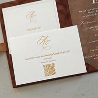 Invitations de mariage et d'anniversaire de style français en velours brun caramel de luxe, avec monogramme personnalisé en feuille d'or, insert en acrylique et ensemble d'enveloppes