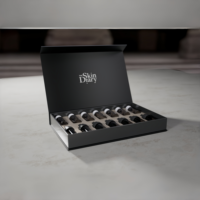 Boîte d'emballage pour chocolat et sucre en carton rigide recyclable avec fermeture magnétique, fenêtre transparente, laminage mat et doublure en éponge