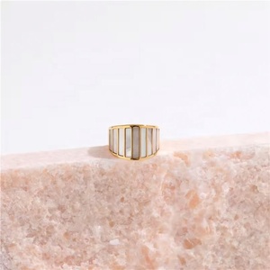 เครื่องประดับสั่งทำระดับไฮเอนด์ แหวนวงใหญ่เคลือบทอง 18K PVD ดีไซน์เปลือกหอย วัสดุสแตนเลสสำหรับผู้หญิง ไม่หมองคล้ำ - Product Image 6