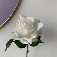 B-1344 Vente en gros de roses artificielles populaires, diamètre 13,5 cm, grandes têtes de roses blanches, fleurs au toucher réel pour la décoration de mariage