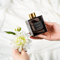 Bouteille en verre colorée unique de diffuseur carré de luxe de 100ml 50 ml 90 ml bouteille de diffuseur d'aromathérapie d'huiles essentielles de ménage
