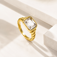 Bague rectangulaire en zircone, acier inoxydable plaqué or 14 carats sous vide, bande torsadée avec pierre centrale transparente