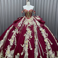 Robe de Quinceañera vintage bordeaux longue jusqu'au sol, style robe de bal avec traîne, col montant, volants et plis, ornements en cristal