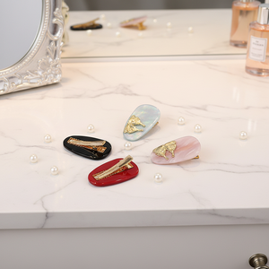 กิ๊บติดผมรูปผีเสื้อสีทองสไตล์เชสเชียนซี งานแฮนด์เมดสุดหรู ทำจากอะซิเตท สำหรับเด็กผู้หญิง ขนาด 5 ซม. เหมาะสำหรับติดผมด้านข้างในวันคริสต์มาส - Product Image 3