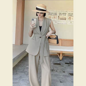 Setelan Wanita Dua Potong yang Dapat Disesuaikan - Terbuat dari Kain Berkualitas Tinggi, Dilengkapi dengan Sabuk dan Desain Lapisan - Product Image 3