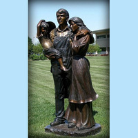 Statue Moderne Abstraite en Bronze de Couple Tenant un Cœur Creux – Cadeau d'Anniversaire de Mariage pour Décoration de Bureau ou de Maison