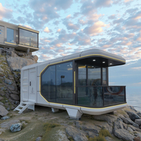 Capsules de glamping de luxe de haute technologie, structure modulaire en acier, pods spatiaux à louer, conception préfabriquée pour des séjours uniques